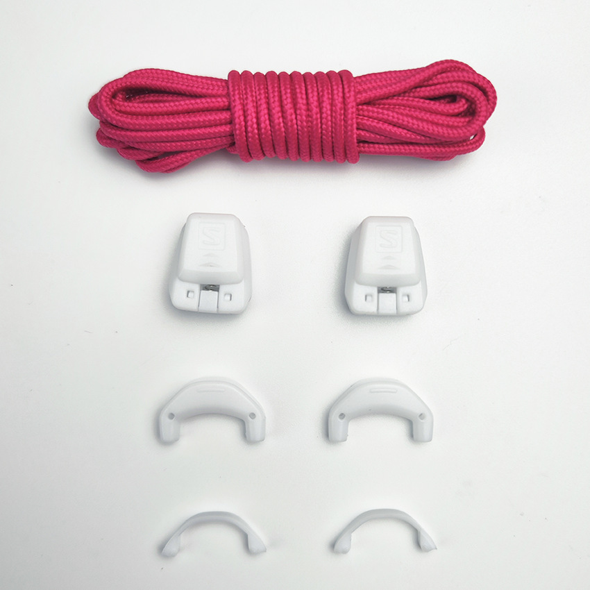 Cordón rojo ciruela con hebilla blanca.