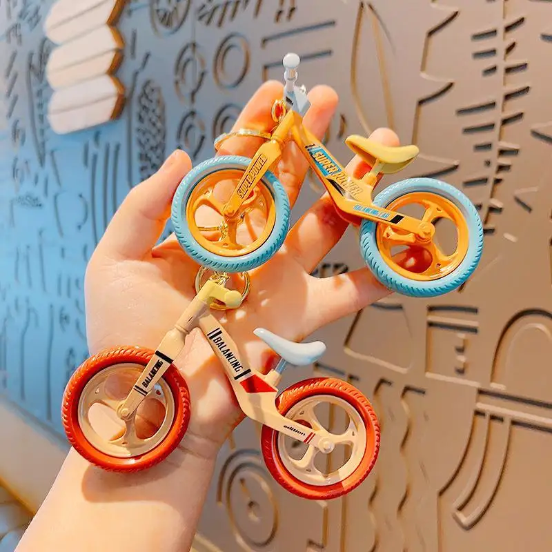 Venta al por mayor lindo plástico ensamblado juguete Mini reposapiés bicicleta forma llavero goma Mini niños equilibrio bicicleta llavero