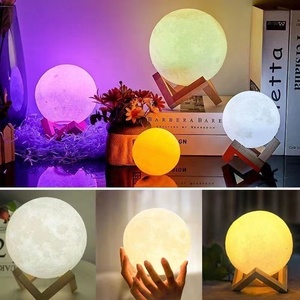 BTS 16-farbige LED-3D-Mondlampe mit hölzernen Ständer wiederaufladbare Nachtmondlampe Fernsteuerung/Tap-Touch-Steuerung für den Gebrauch im Schlafzimmer
