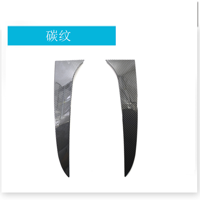 Une paire de motifs carbone