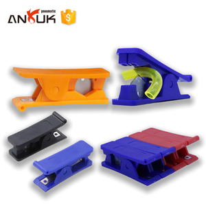 Abrazadera de tubo compacta para tubos de PU de 4mm y 6mm en sistemas de distribución y control neumático - Product Image 5
