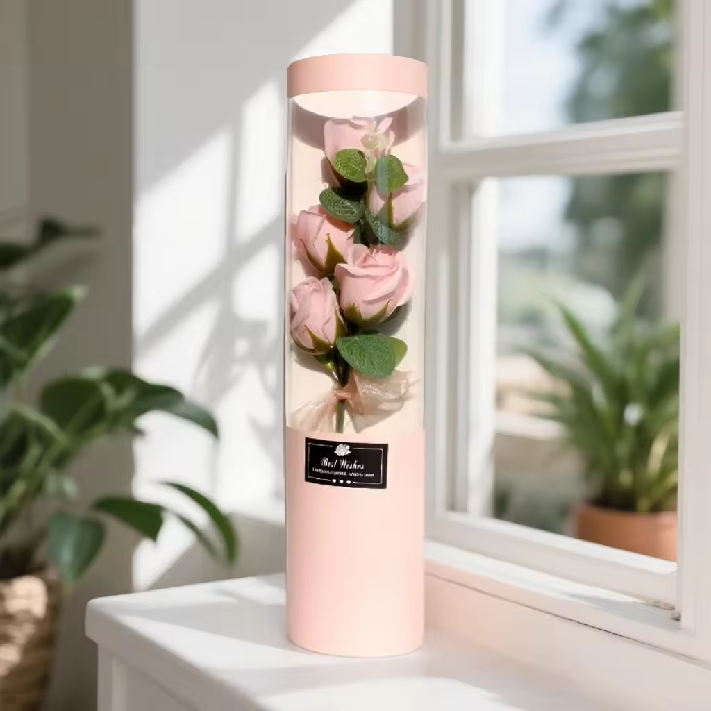 ถังยาวบรรจุผงดอกกุหลาบ 5 ดอก + ดอกไม้สีชมพูอ่อน