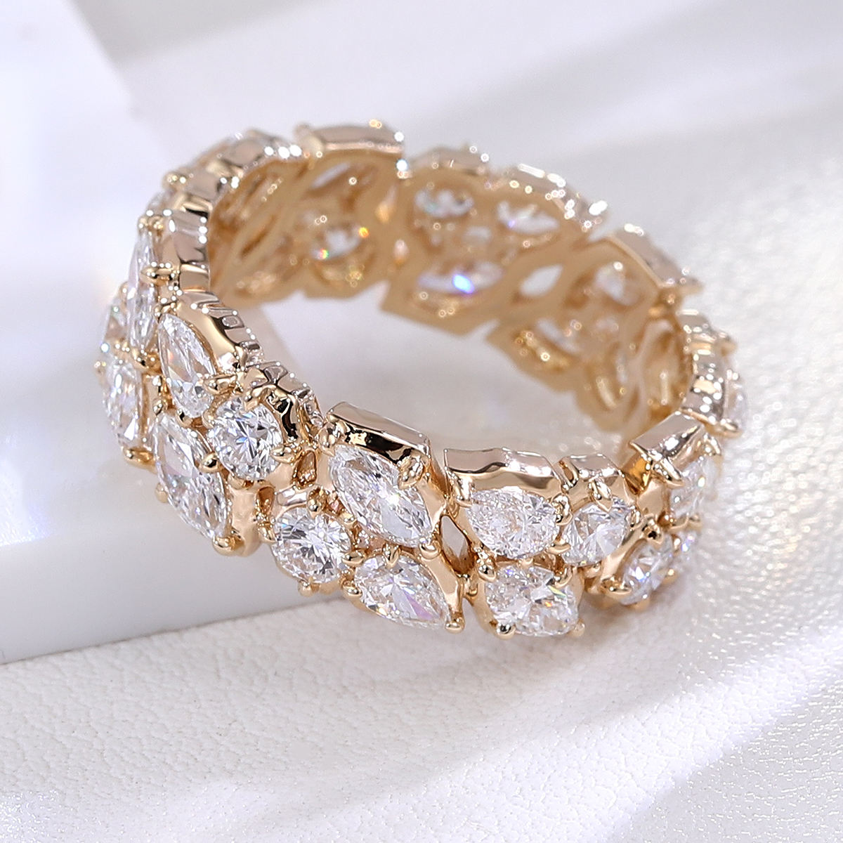 Bague en or massif 14 carats avec diamant de laboratoire.