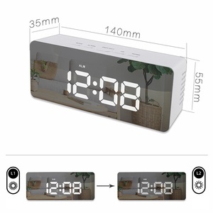 Цифровые зеркальные светодиодные часы с USB-портом для зарядки - Product Image 2