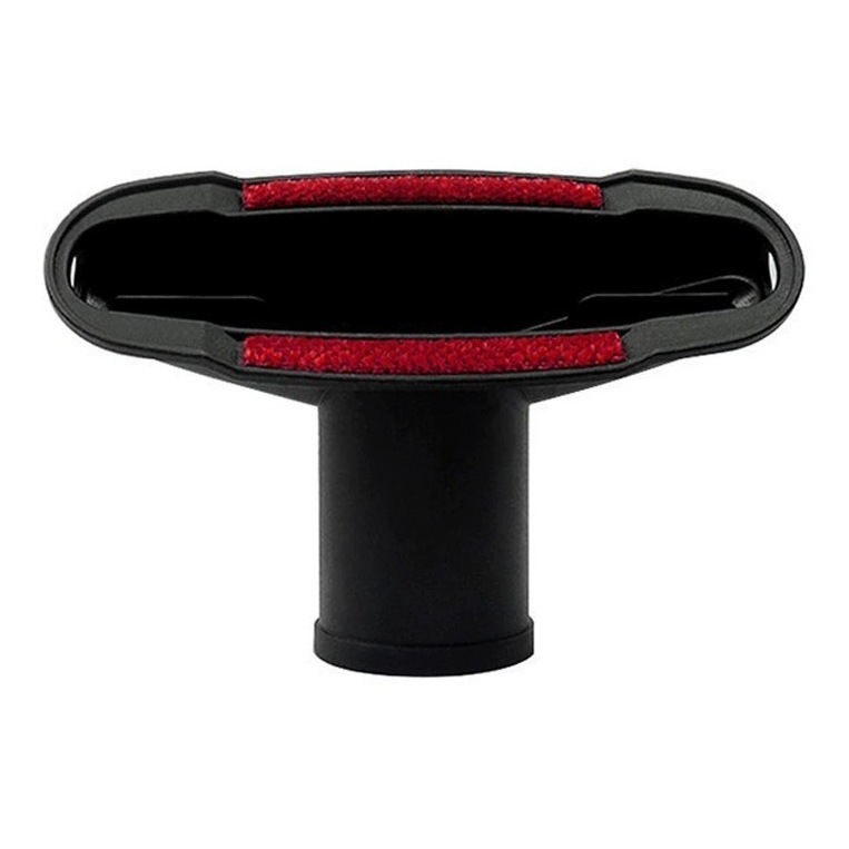 Le canapé rouge attire l'attention