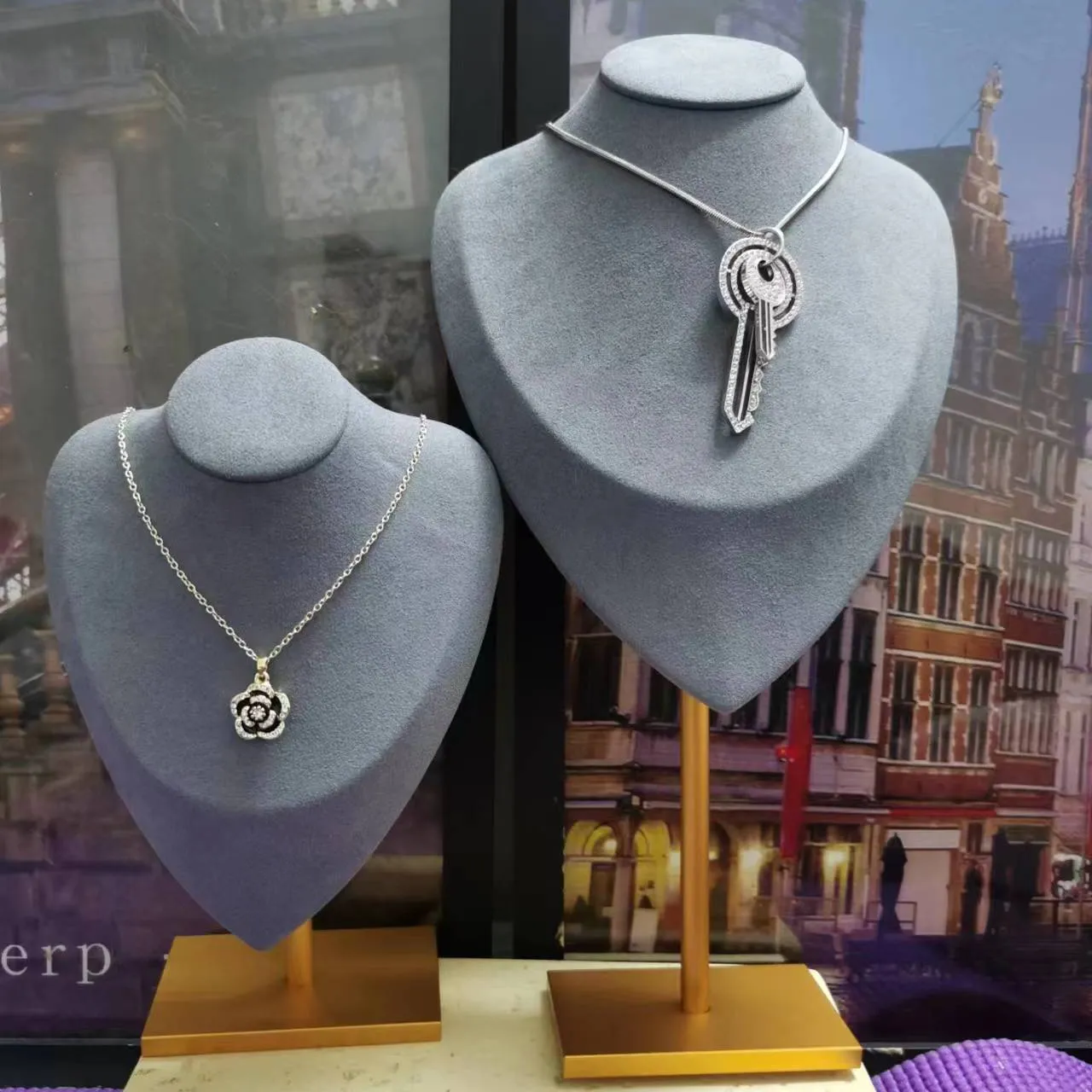 Custom jewellery Necklace Display Stand Metal Mannequin Bust Display Rack for Luxury Jewelry Showroom