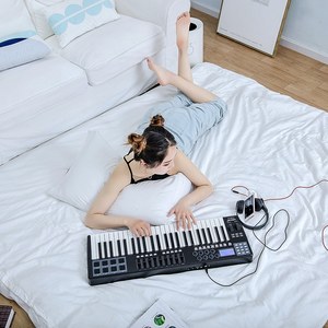 Worrde PANDA49便携式49键USB MIDI键盘控制器8 RGB彩色背光垫，带USB电缆 - Product Image 4