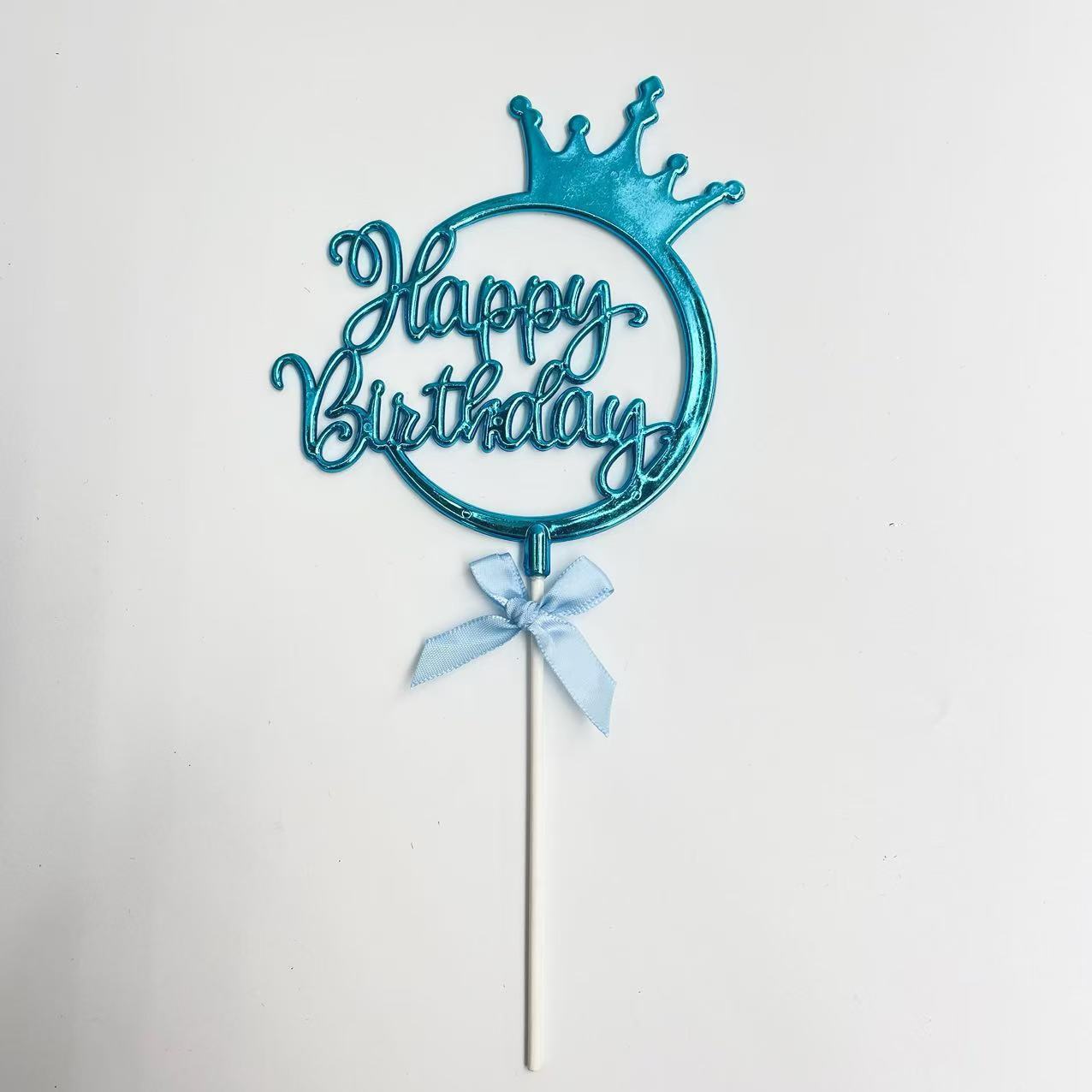 Fila di torte con corona blu