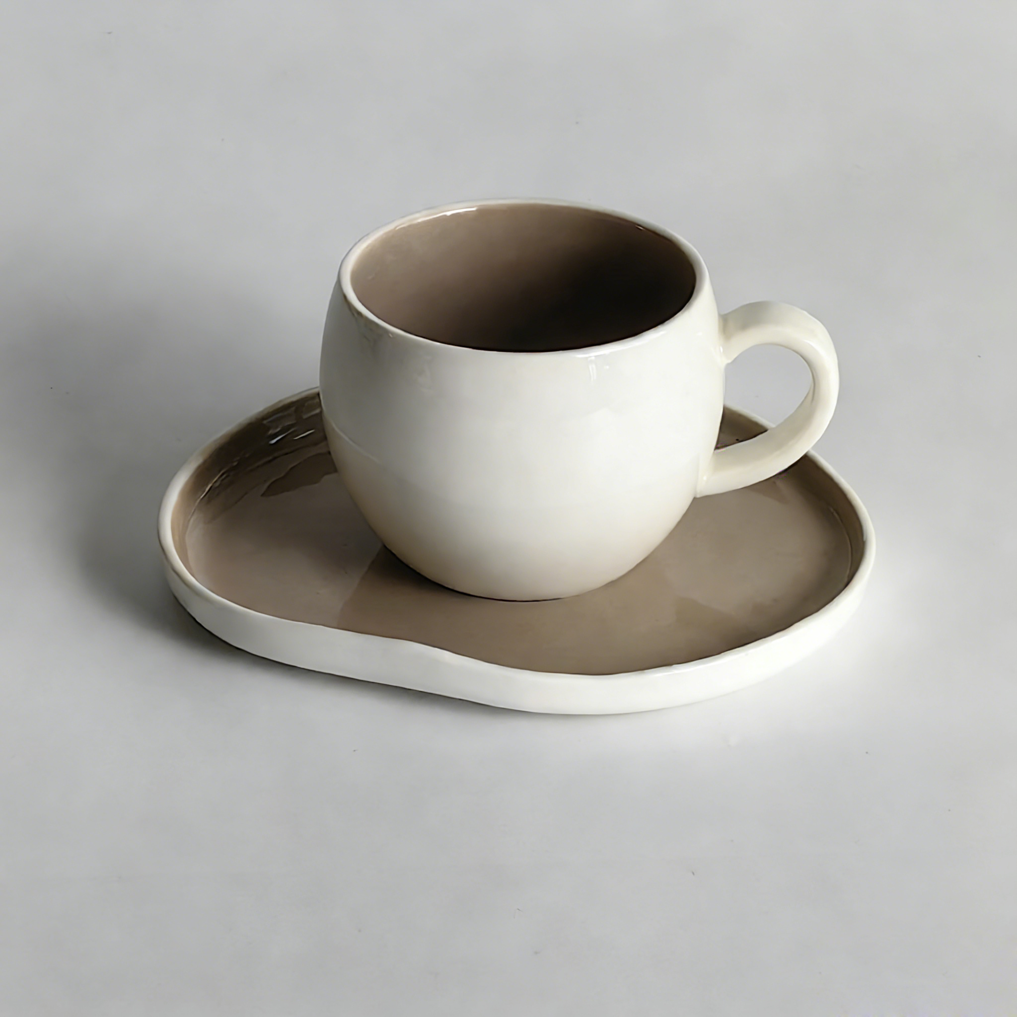 Taza y plato Stone de 200 cc - interior gris, exterior blanco