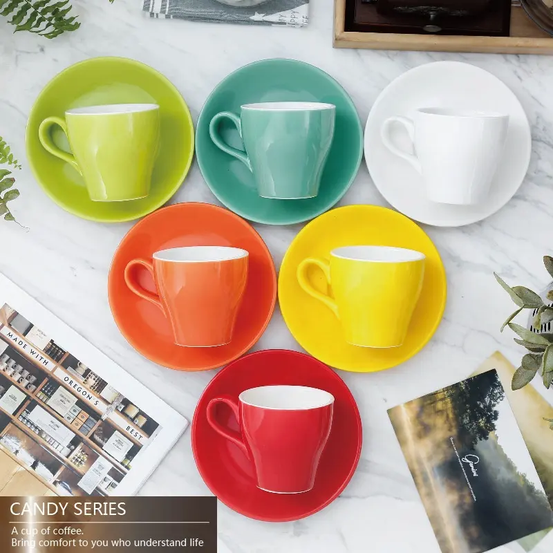 Vari colori standard logo personalizzato bocca larga 180ml tulipano in ceramica cappuccino tazza da caffè e piattino una tazza di caffè