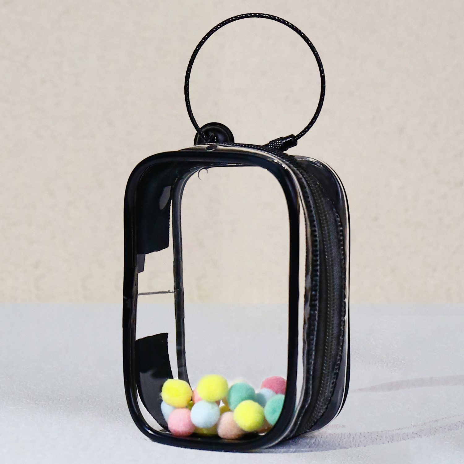 Cloche carrée noire avec anneau et pompon