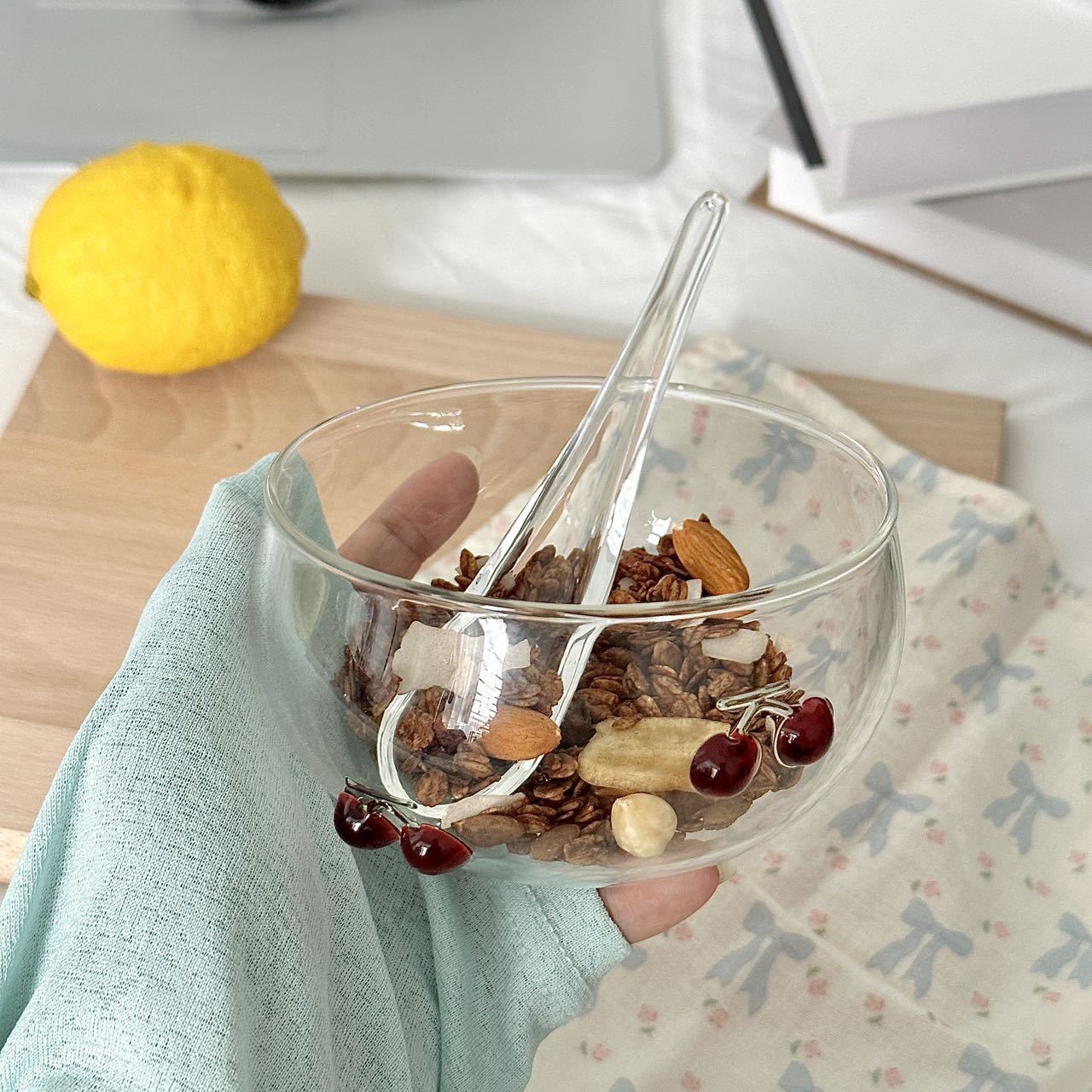 Grand bol en verre transparent cerise