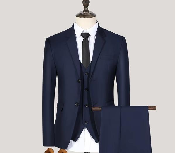 Ensemble veste bleu marine à deux boutons, gilet et pantalon.