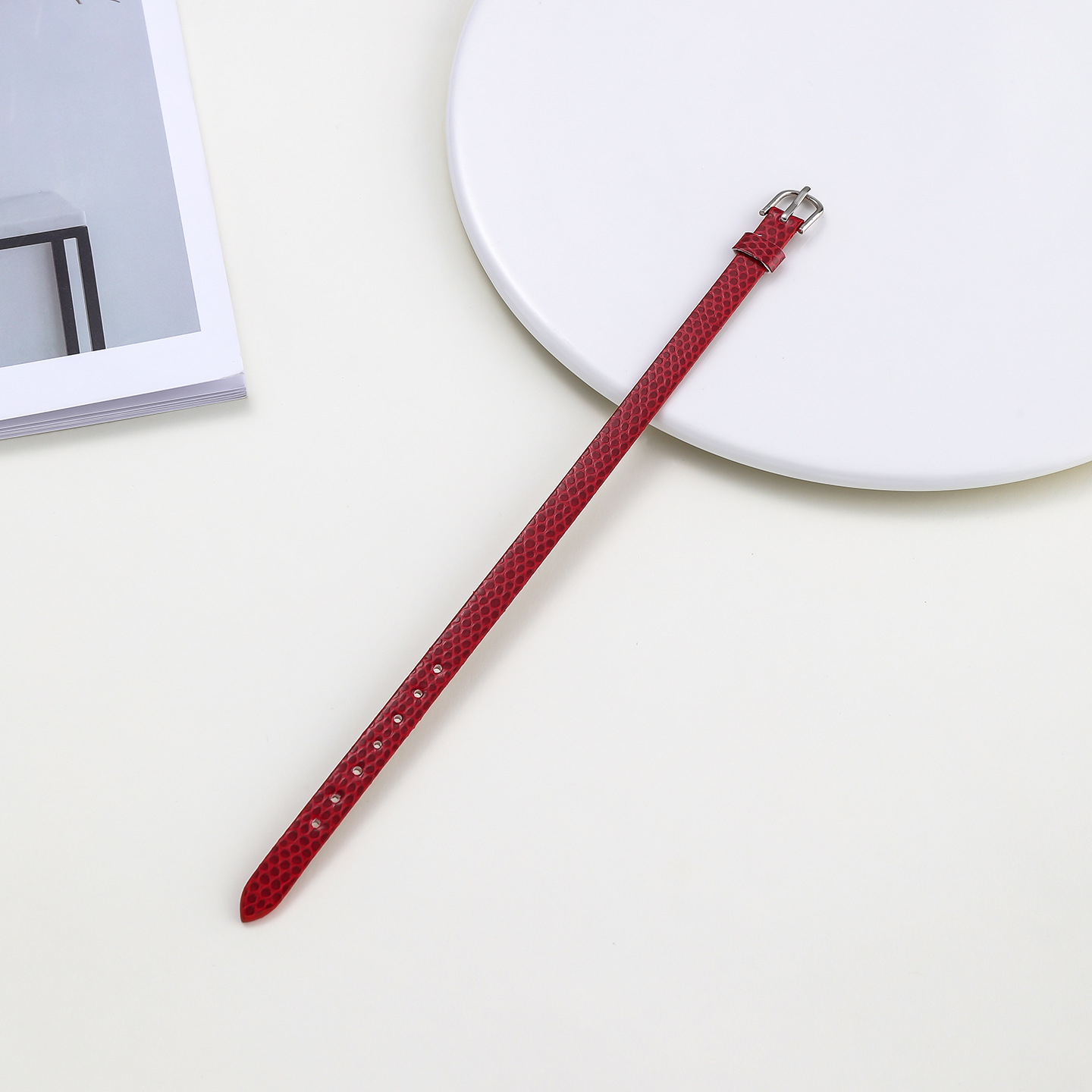 Boucle ronde rouge de 8 mm (env.218 mm de long)