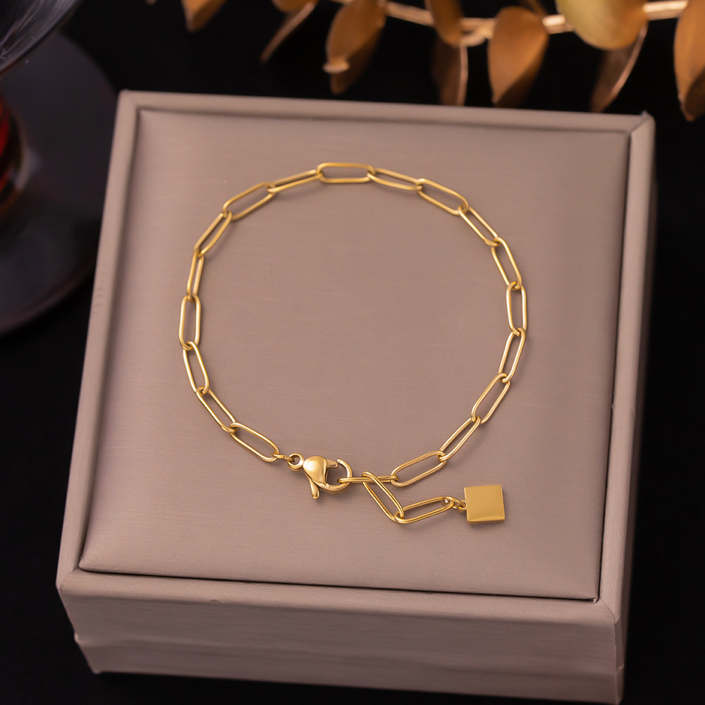 T106 hollow chain square gold