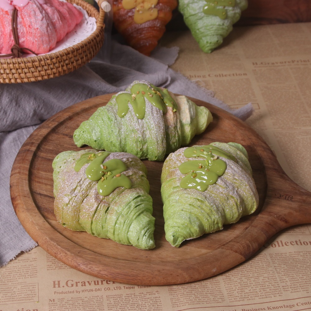 croissant al matcha