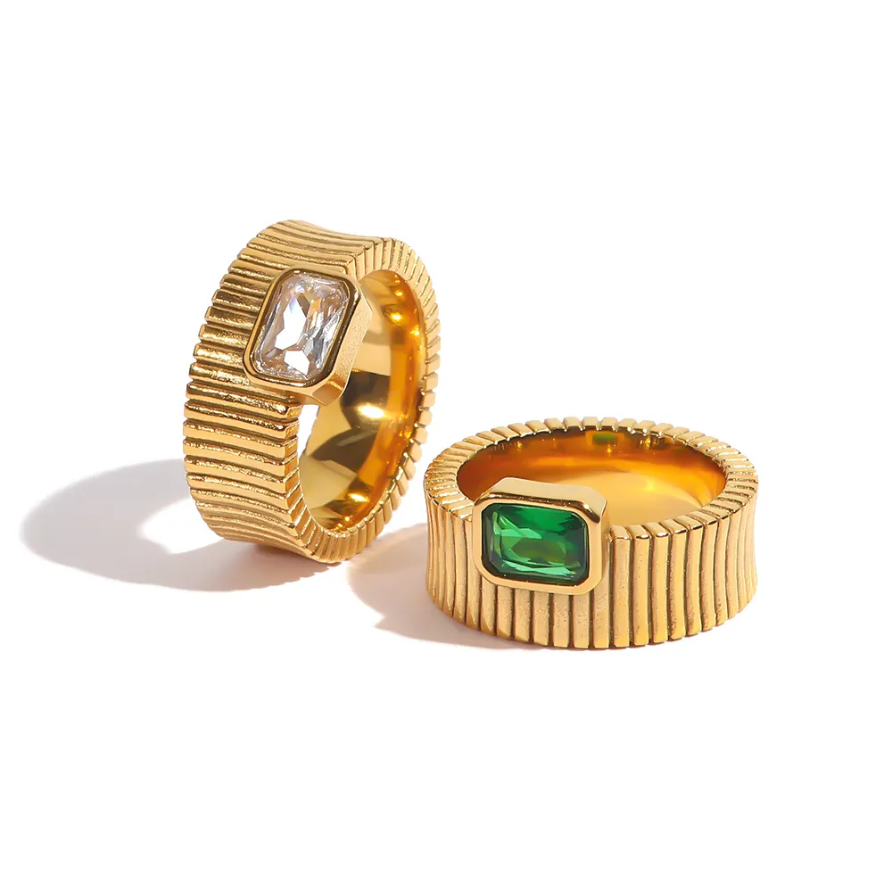 शास्त्रीय लक्जरी फ्रेंच रिब बनावट चमकदार घन Zirconia 18K पीवीडी सोना मढ़वाया स्टेनलेस स्टील की अंगूठी