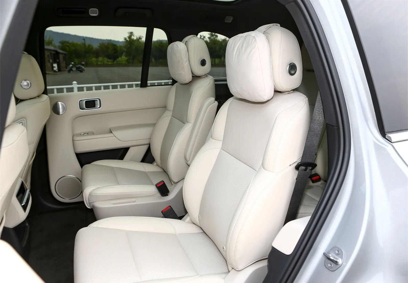 รถ L8 5ประตู6-seater รถ SUV Ora เครื่องยนต์พลังงานใหม่รถใช้น้ำมันเบนซินไฟฟ้าไฮบริด