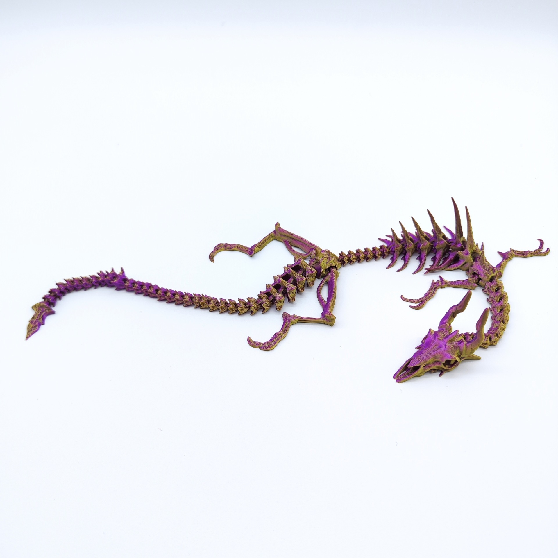Dragon violet à os dorés