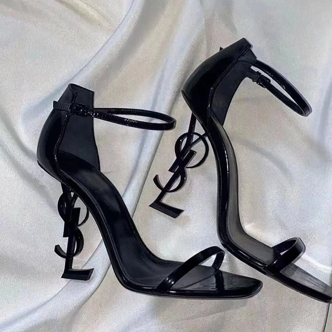 Hochwertiger neuer Buchstabe und schwarze Super-High-Heels mit einem dünnen Absatz und einer Sandalen dame mit Linien riemen