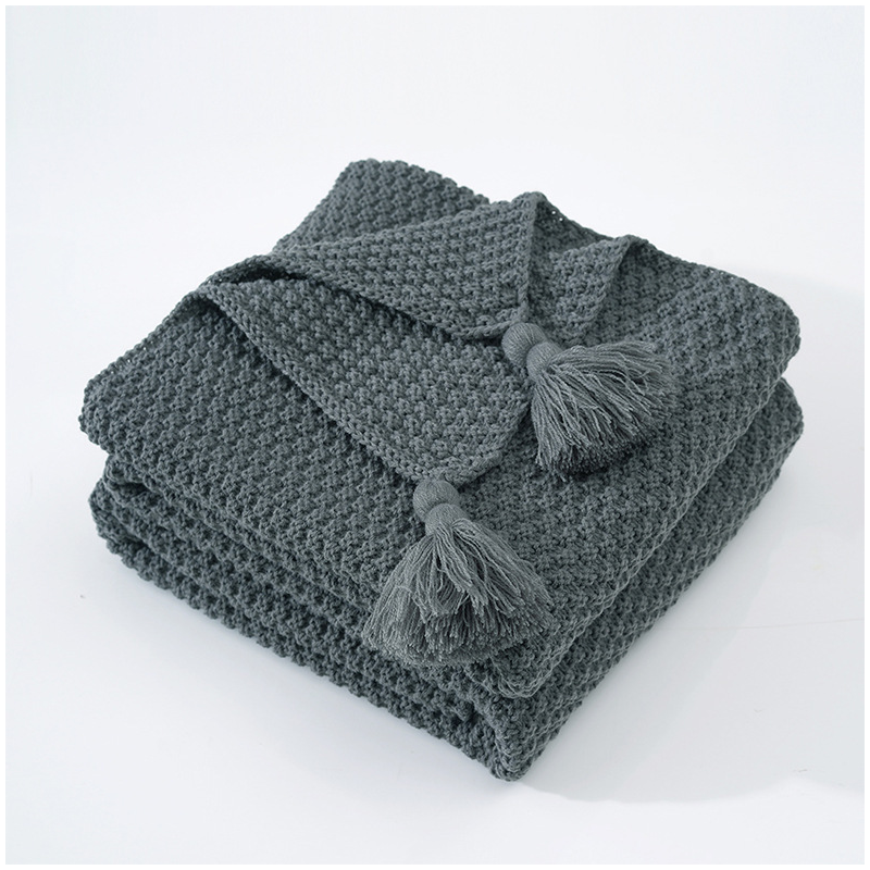Gris avec pompon