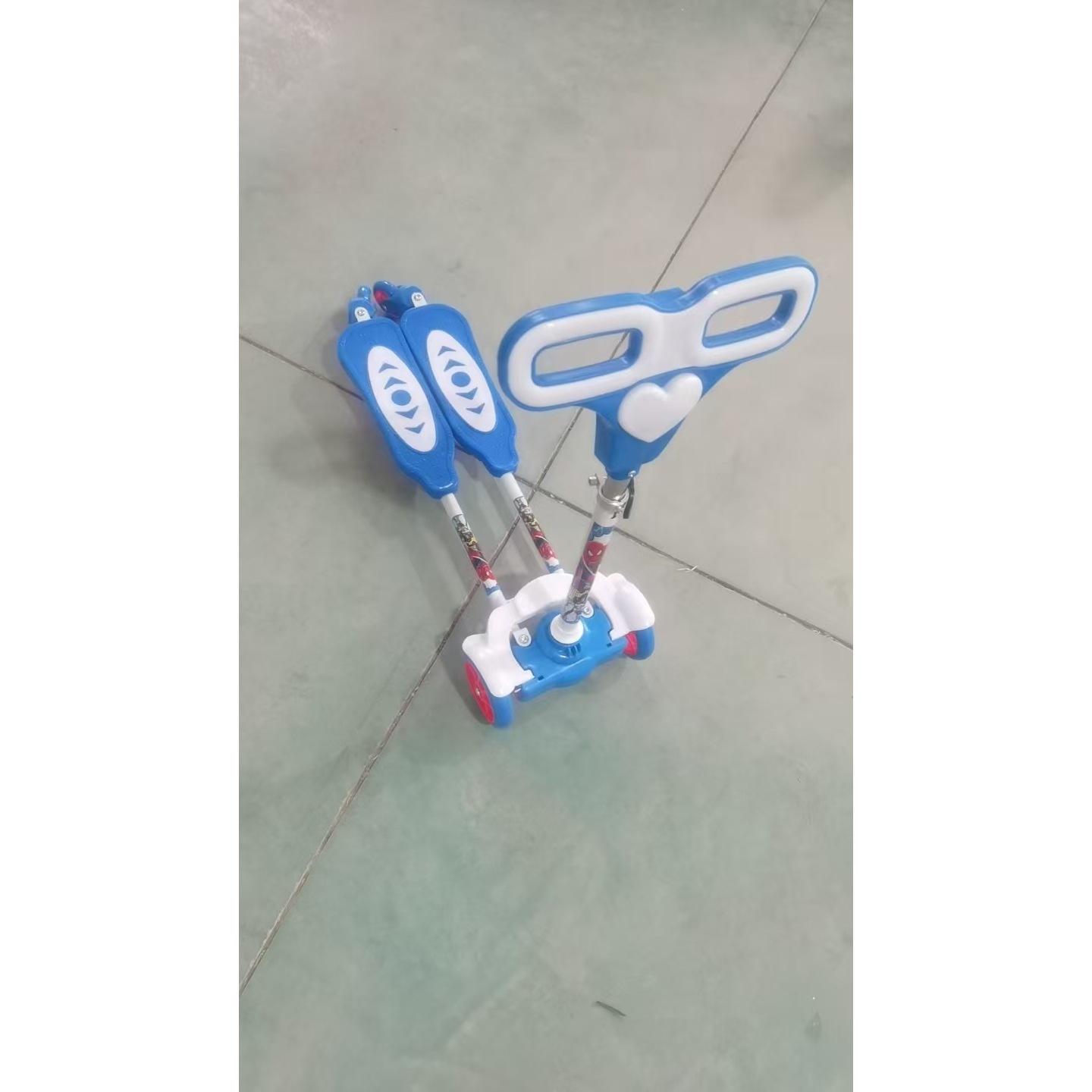 Blue four wheels without flashing lights