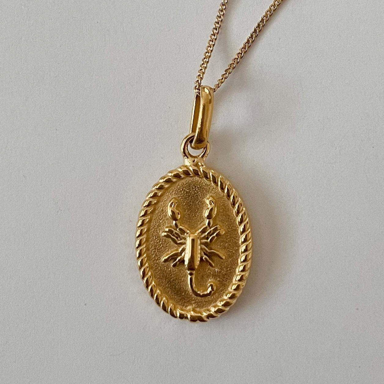 Escorpio dorado