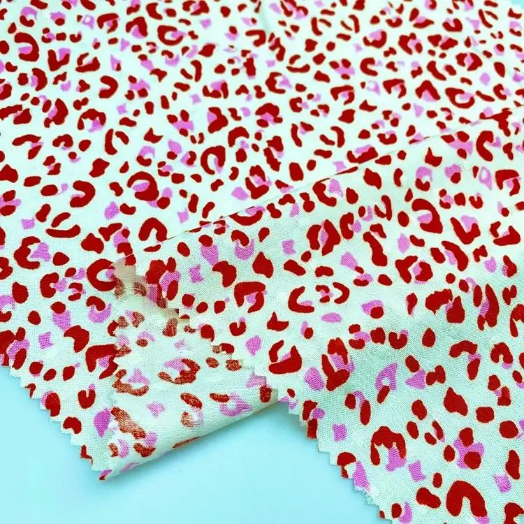 Venta caliente bajo moq 30s 120gsm challie rojo rayón estampado de leopardo jacquard rayón tejido para prendas de vestir