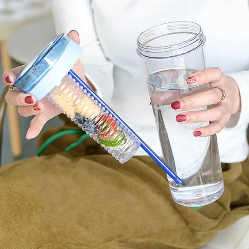 Bottiglia di spremiagrumi personalizzata da 700ml in plastica con Shaker e succo di limone