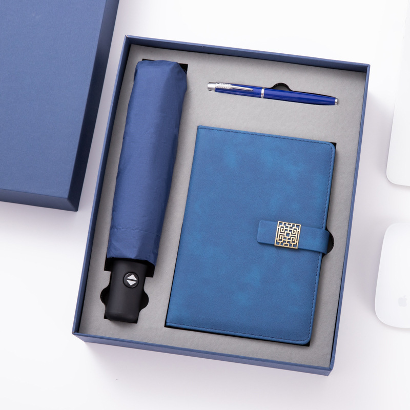 Conjunto azul de tres piezas.