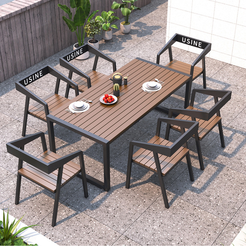 Six chaises et une longue table