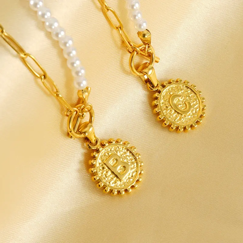 Collana di perle lettera di fascia alta alla moda con Design femminile di nicchia OT fibbia semplice accessorio Versatile in acciaio inossidabile per matrimonio