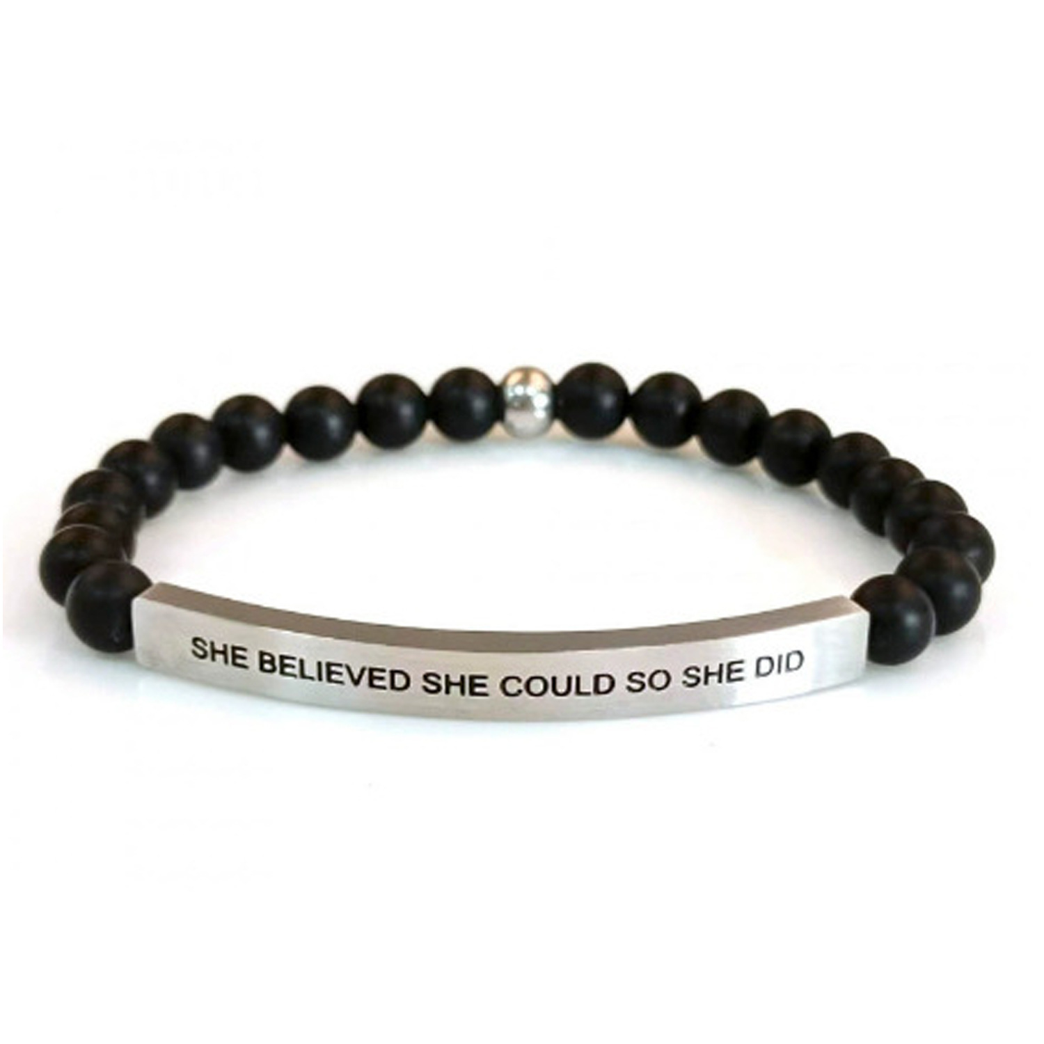 Bracelet noir givré avec lettrage argenté en forme de coude.