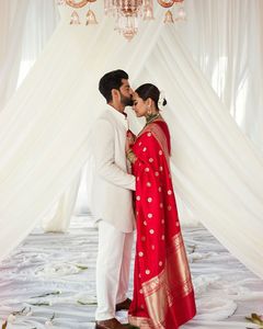 特別な日のための豊富なパル & スラブ織り作業ブライダルサリーを備えたデザイナーシルクサリーパキスタンサリー