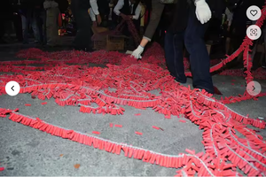 Trung Quốc Nhà Máy Bán Buôn Mf011 Mạnh Mẽ May Mắn Cracker Bom Pháo 0342 300 Bức Ảnh Đỏ Cracker Pháo Hoa Cho Năm Mới - Product Image 2