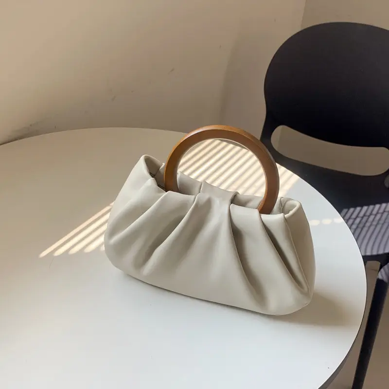 Bolsa de nube plisada con colgante de madera con diseño de nicho, bolsa de bola de masa hervida informal con volantes a presión magnética