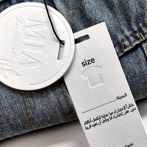 Özel ad baskılı lüks geri dönüşümlü giysi etiketleri kabartmalı askılı etiketler özel karton giysi Hangtags giyim kendi logosu için - Product Image 4