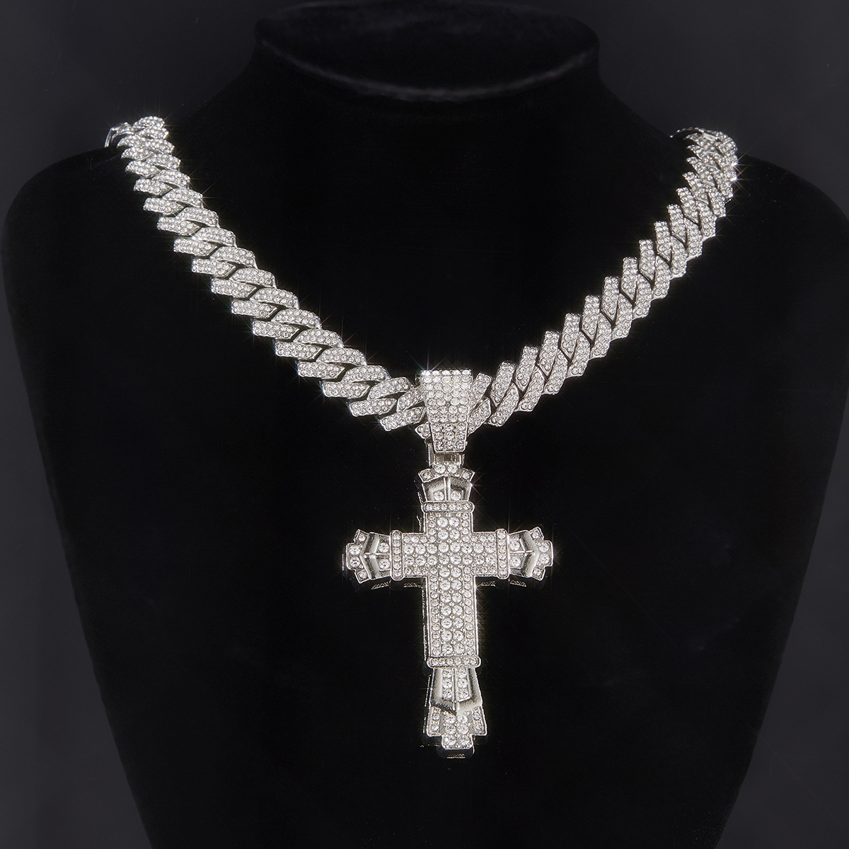 B croix argent avec chaîne