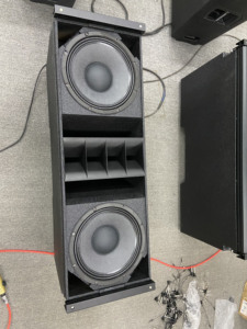 专业3路2*12英寸金属音频扬声器线阵列音响系统设备，用于剧院音乐会场地和体育场