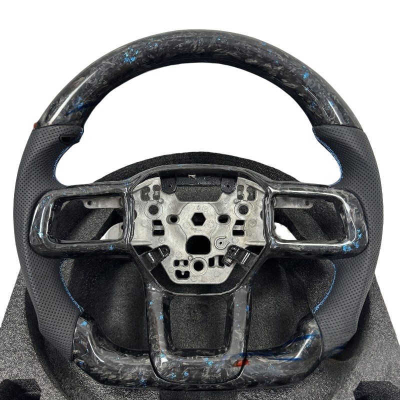 Cuero perforado + Fibra de carbono forjada