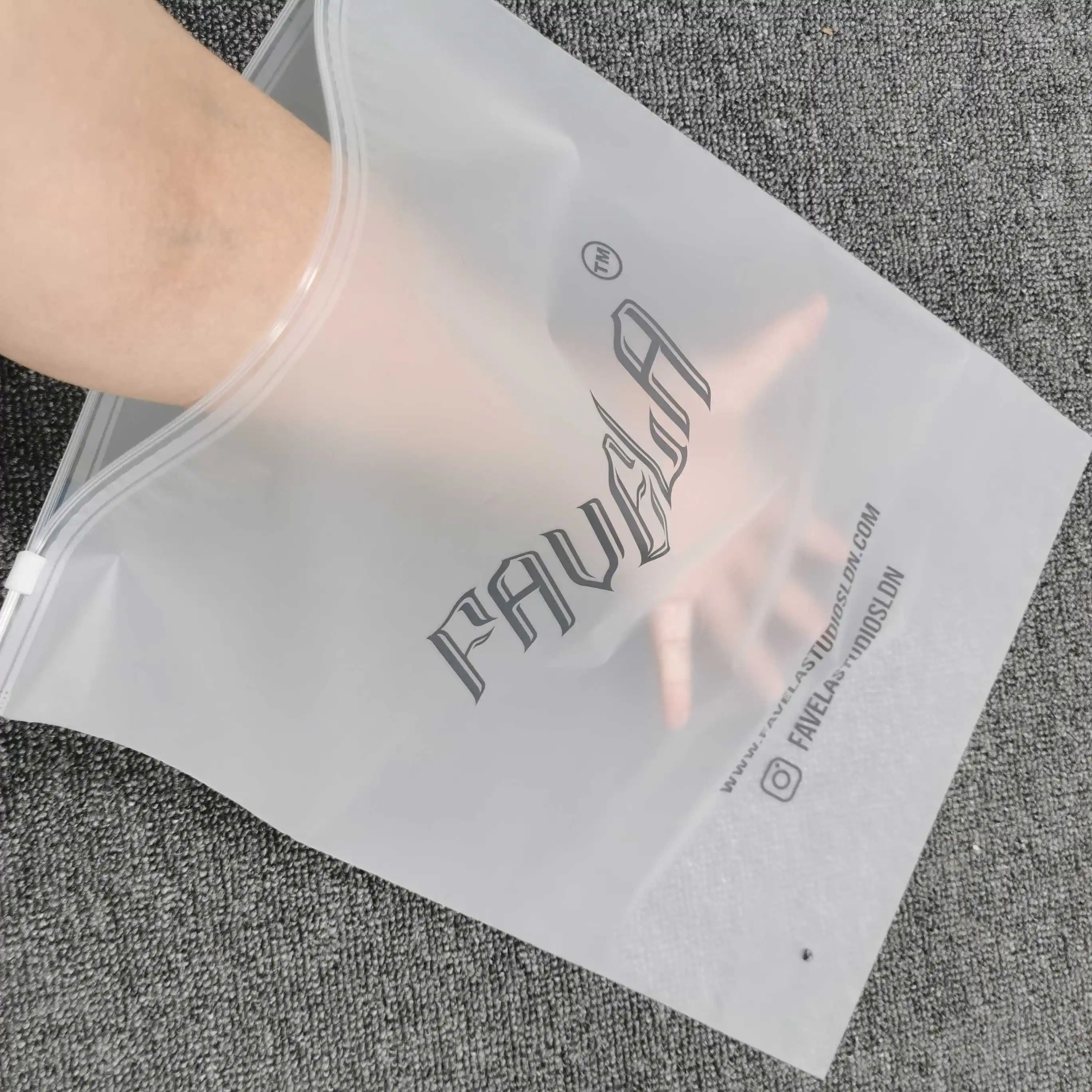 T-shirt en plastique personnalisé sacs vêtements givré biodégradable fermeture éclair sac auto-scellant emballage et impression logo personnalisé