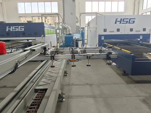 Be- und Entladerroboter mit Schienen-Hilfstransportmechanismus für Holzbearbeitung und Blechindustrie - Product Image 5