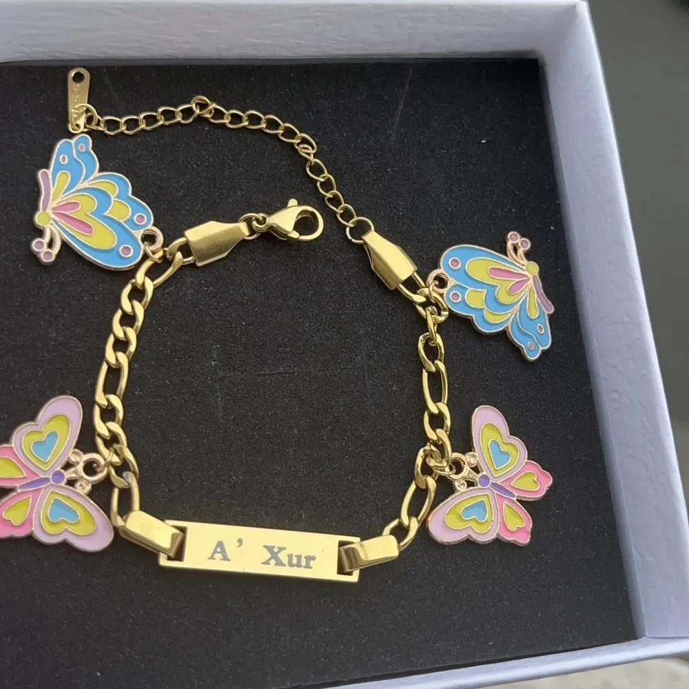 Gelang huruf logo ukir kustom dengan gelang liontin merah muda Glitter kupu-kupu untuk hadiah perhiasan anak-anak