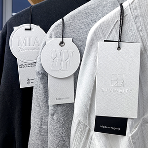 Özel ad baskılı lüks geri dönüşümlü giysi etiketleri kabartmalı askılı etiketler özel karton giysi Hangtags giyim kendi logosu için - Product Image 2