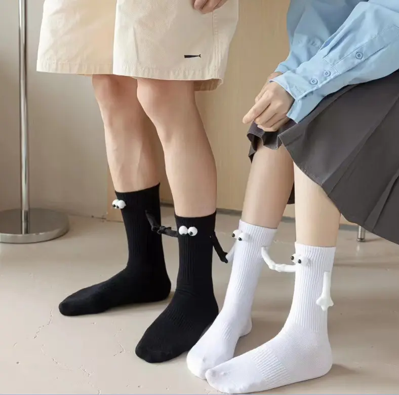 2023 nouveau magnétique tenant les mains chaussettes pour drôle unisexe 3D poupée drôle main dans Couple mi Tube chaussettes amitié cadeau pour hommes femmes