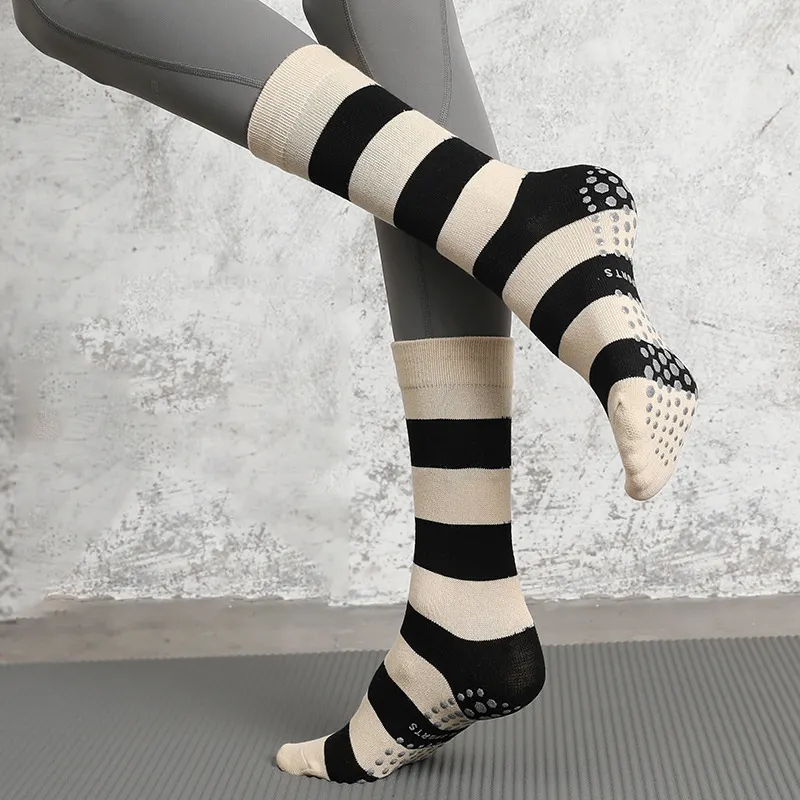 Personalizzazione all'ingrosso major Stripe pattern 100% cotone Pilates calzini lunghi sportivi antiscivolo senza colla
