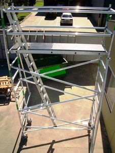 建設ポータブルモバイル<span class=keywords><strong>4m</strong></span>ナローローリングタワーはしご折りたたみ式アルミニウム足場