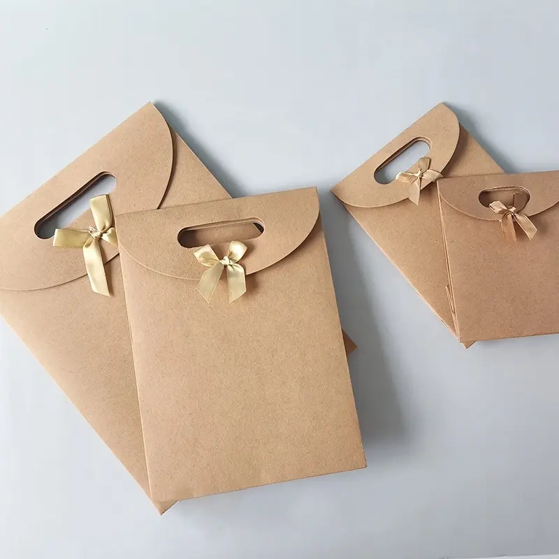 Logotipo personalizado Flap Tote Bag Kraft Paper Gift Bag Aniversário Envolvimento Candy Mão Twisted Wrap Bowknot Gift Bag