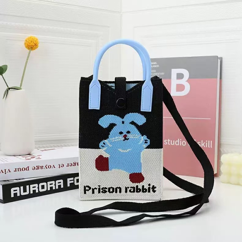 Riz noir, lapin bleu.