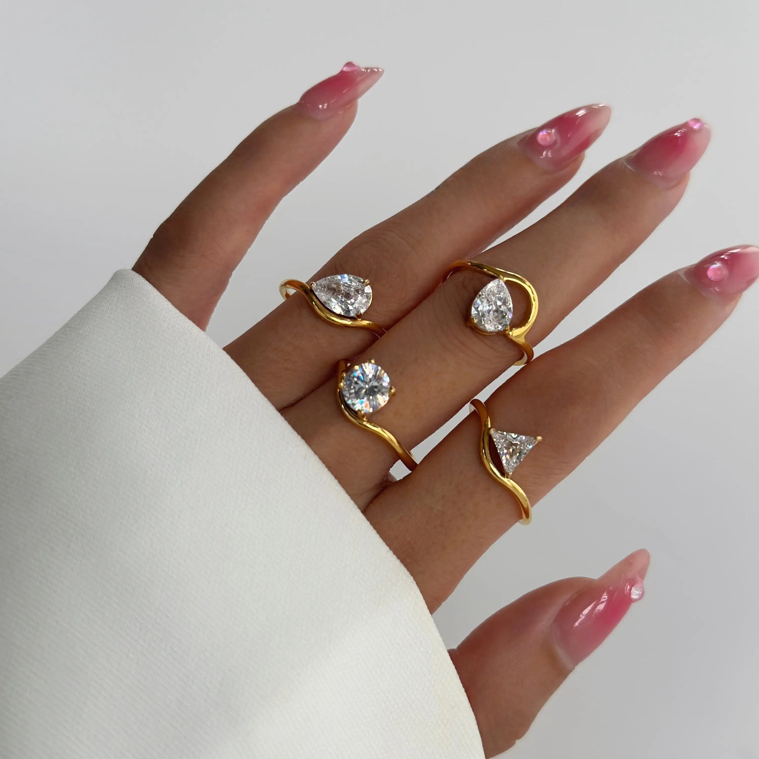 Großhandel kubischen Diamant V-förmigen Ring 18 Karat Gold Ring wasserdichten Edelstahl Schmuck ovalen Diamantring für Damen
